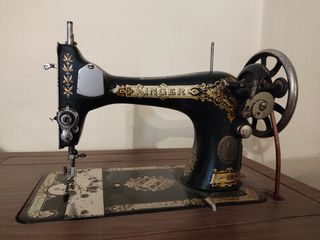 Armario con máquina de coser SINGER