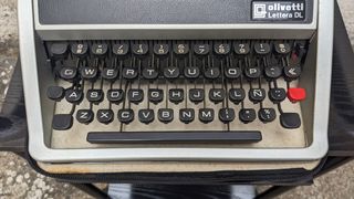 Máquina de escribir Olivetti Lettera DL