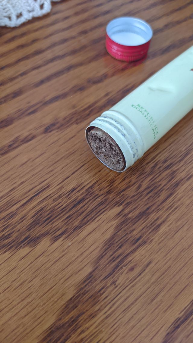 Puro Coronas Vegafina, hecho a mano.