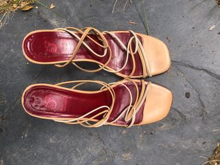 Sandalias tiras tonos camel