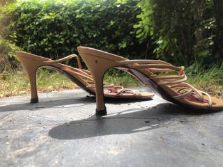 Sandalias tiras tonos camel