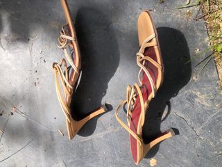 Sandalias tiras tonos camel