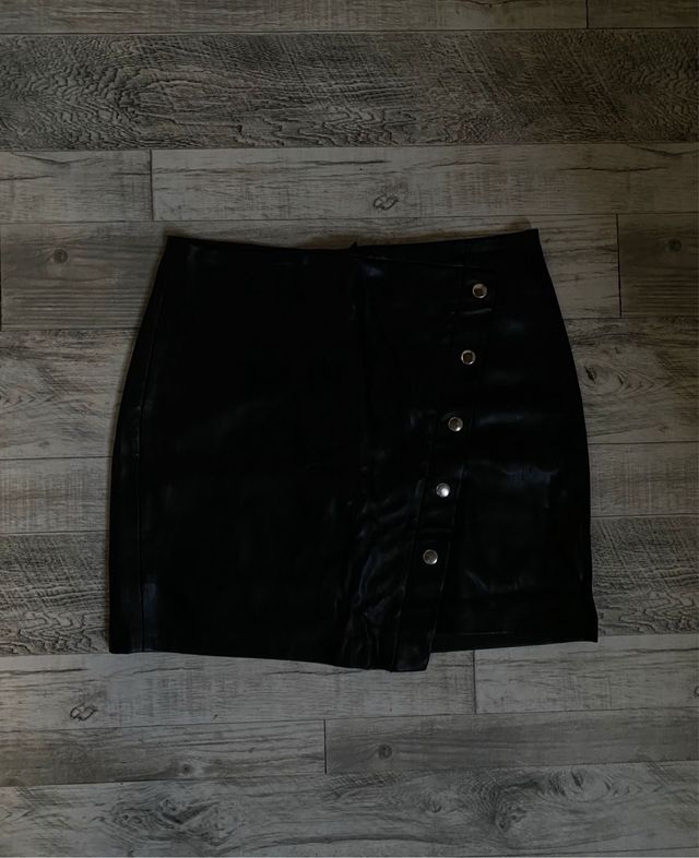 Falda negra de Bershka