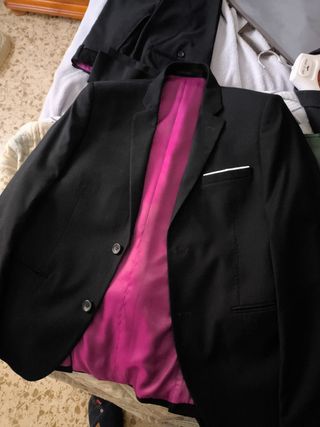 Traje de hombre oscuro (chaqueta y pantalón)