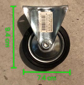 4 ruote fisse, portata massima 50 kg per ruota, 8 ruote di ricambio di uguali dimensioni con relativi perni e borchie.