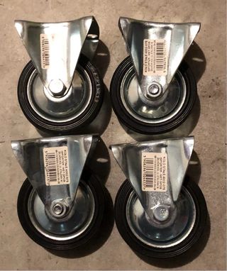 4 ruote fisse, portata massima 50 kg per ruota, 8 ruote di ricambio di uguali dimensioni con relativi perni e borchie.