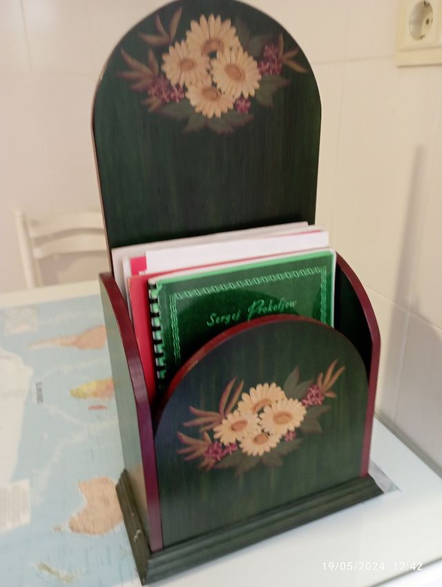 Revistero de madera pintado a mano.