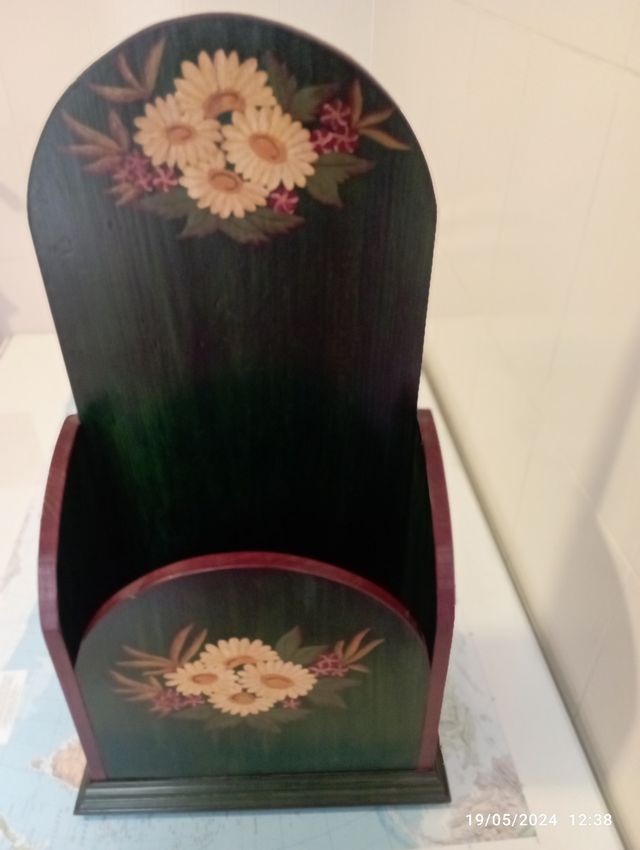 Revistero de madera pintado a mano.