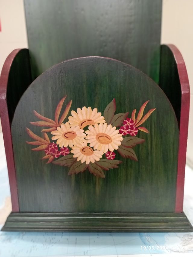 Revistero de madera pintado a mano.