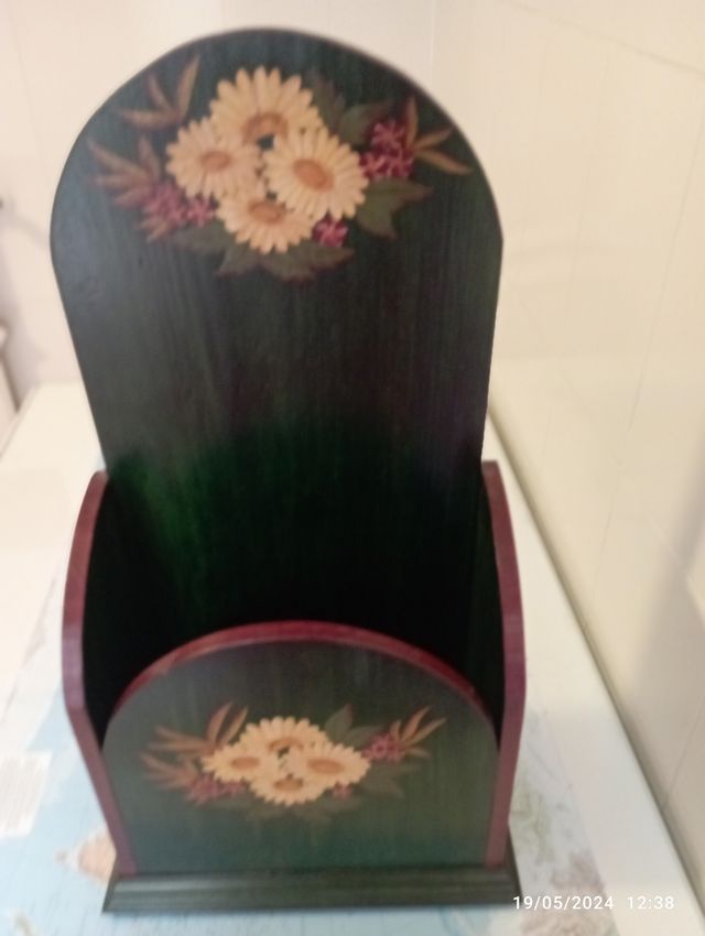 Revistero de madera pintado a mano.