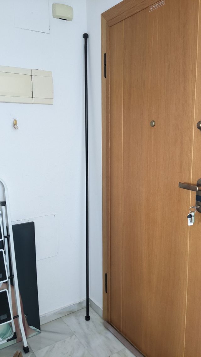 Barra extensible marrón para cortinas