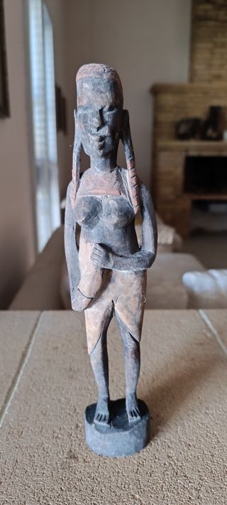 Statuetta in legno intagliata a mano