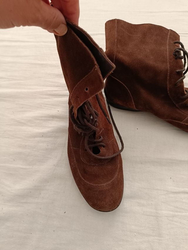 Botines ante planos con lazos