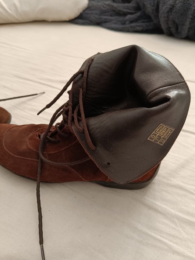 Botines ante planos con lazos