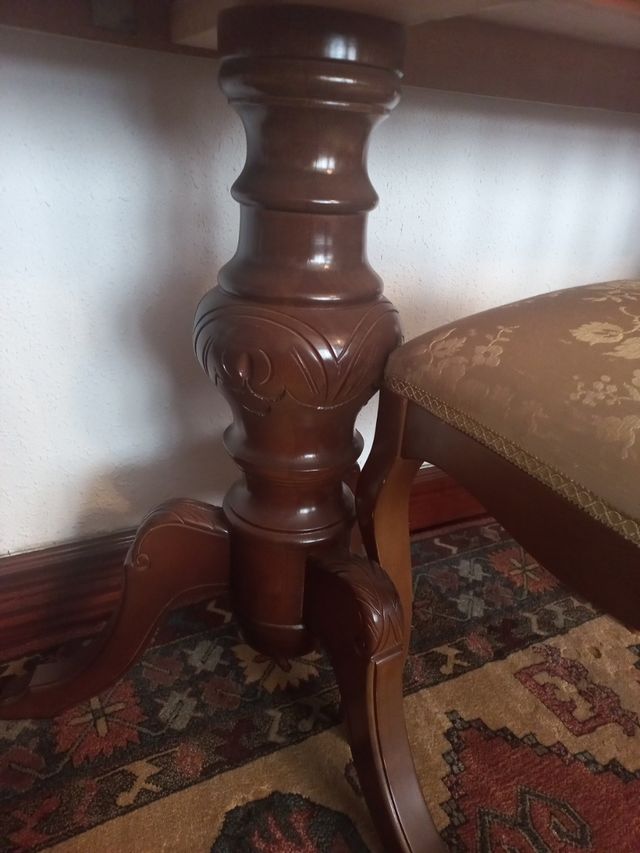 Mesa extensible y 5 sillas de madera