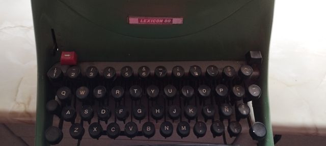 Maquina de escribir muy bien conservada