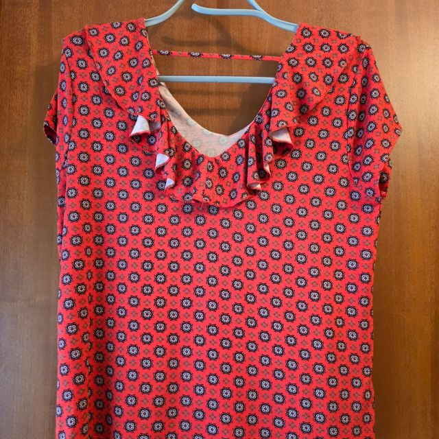 Preciosa Camiseta con volantes