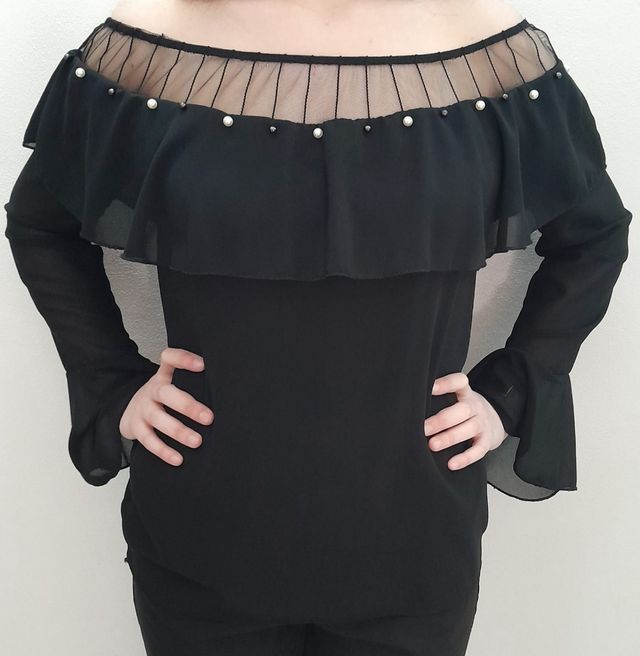 Blusa nera con perle