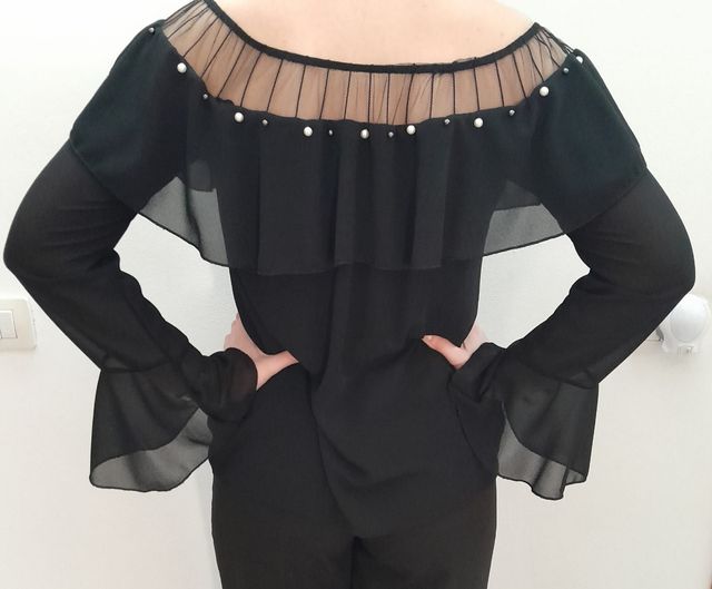 Blusa nera con perle