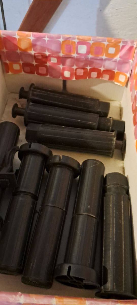 Patas muebles de cocina negras.