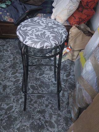 Taburete alto en perfecto estado.