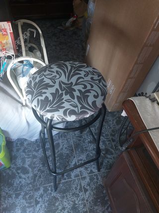 Taburete alto en perfecto estado.