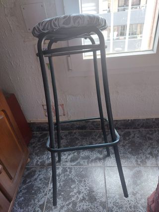 Taburete alto en perfecto estado.