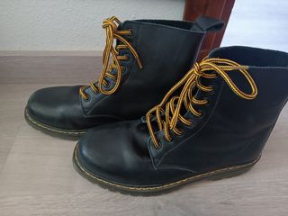 Botas estilo Dr. Martens Cuero