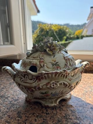 Bonita sopera de cerámica de Capodimonte .