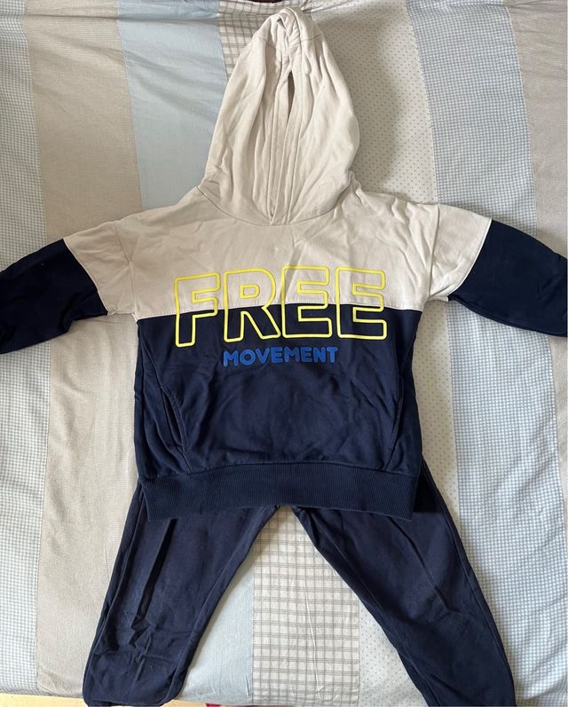 Chandal azul y beige de Charanga