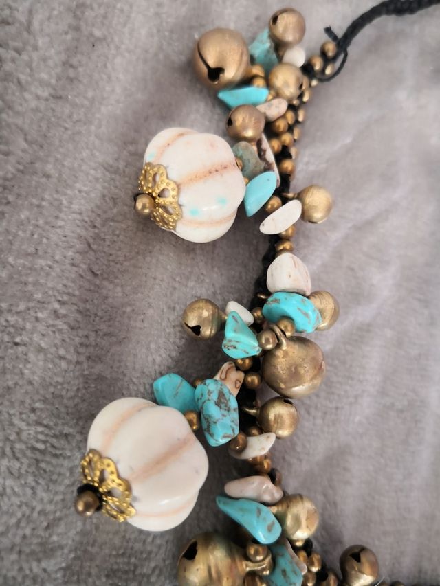 Collar étnico. Nuevo. Con cascabeles