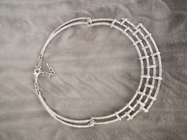 Collar plateado. Nuevo. No pesa