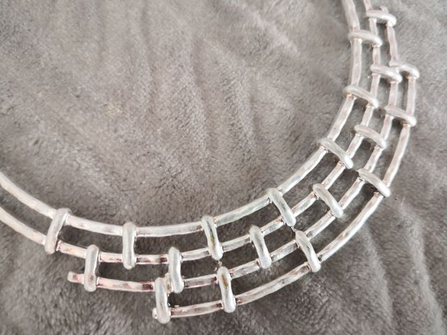 Collar plateado. Nuevo. No pesa
