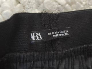Falda midi polipiel negra Zara 