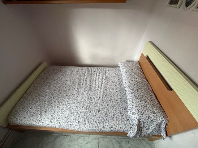 Cama de madera y somier.