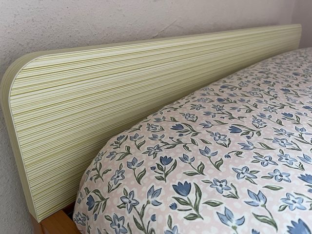 Cama de madera y somier.