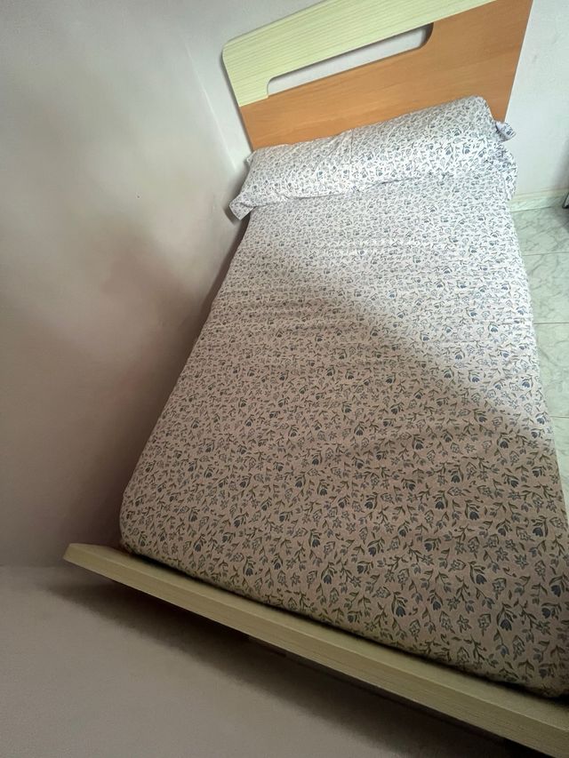 Cama de madera y somier.