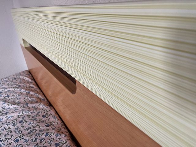 Cama de madera y somier.