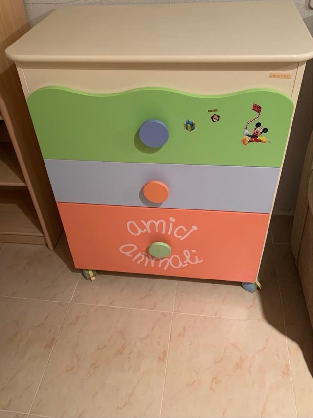 Cuna y mueble cambiador con bañera