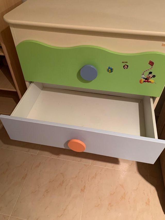 Cuna y mueble cambiador con bañera