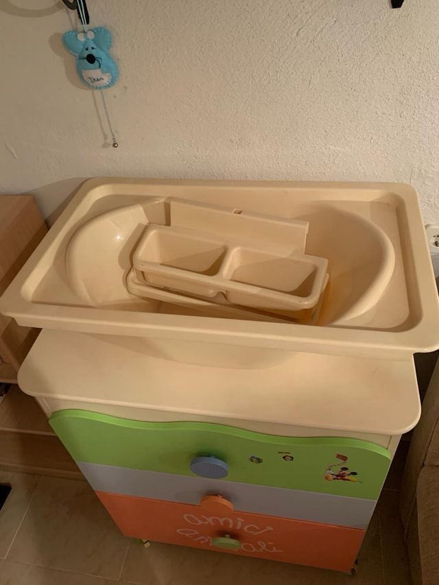 Cuna y mueble cambiador con bañera
