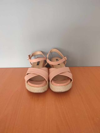 Sandalias de tiras de cuña de esparto color rosa