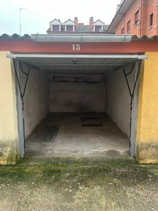 Garaje cerrado independiente, pendiente de instalar trasera nueva