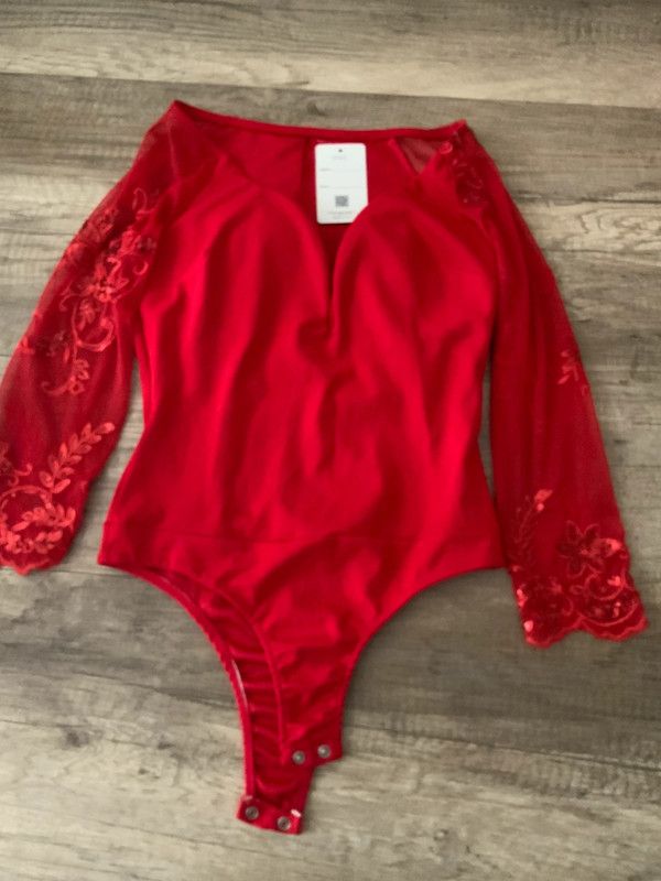 BODIE ROJO CON MANGAS DE ENCAJE