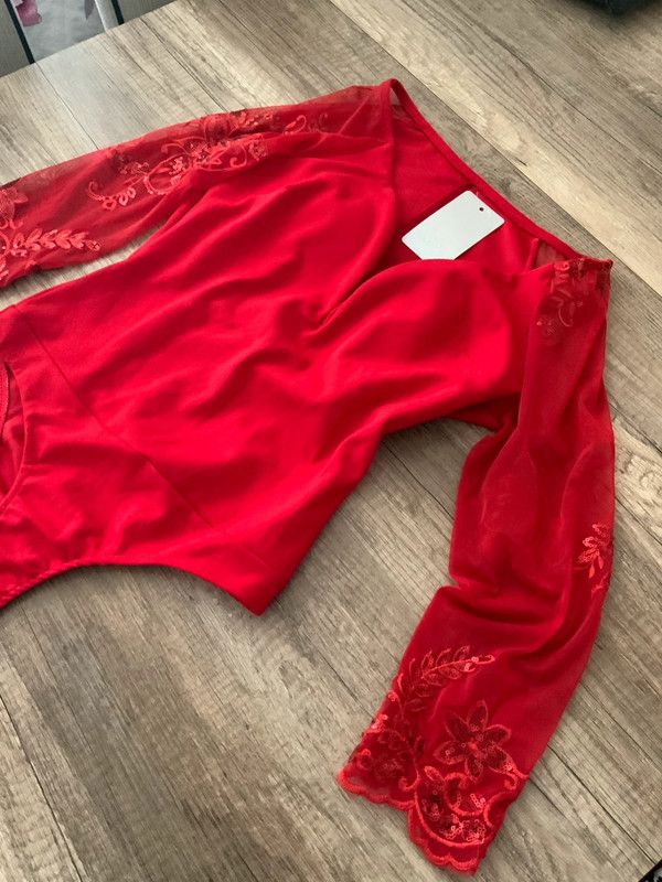 BODIE ROJO CON MANGAS DE ENCAJE