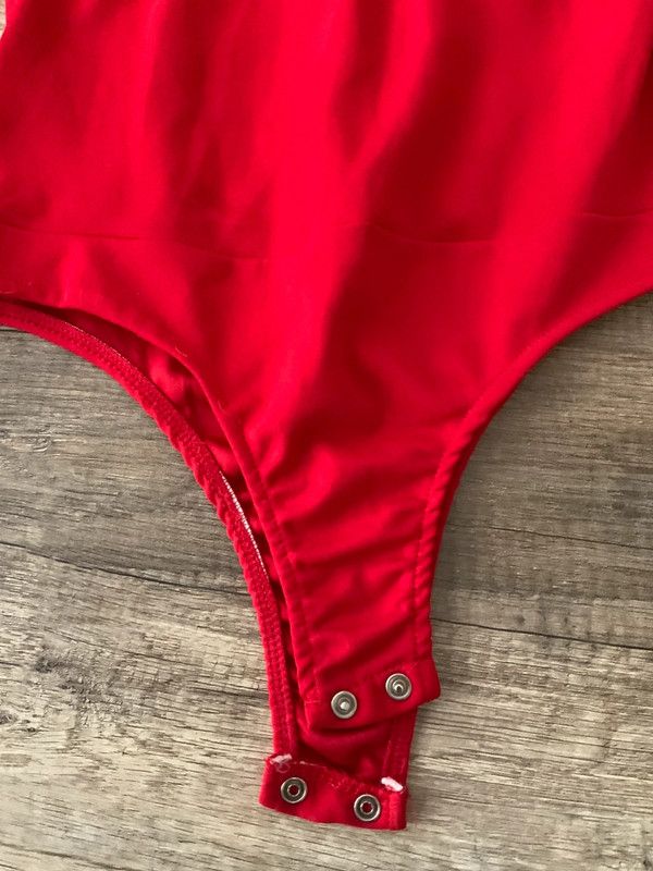 BODIE ROJO CON MANGAS DE ENCAJE