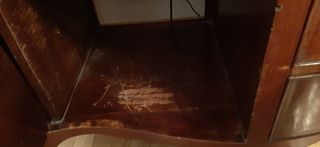 Antigua cómoda con uso de tocadiscos