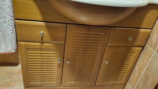 Muebles y lavabo de baño con espejo