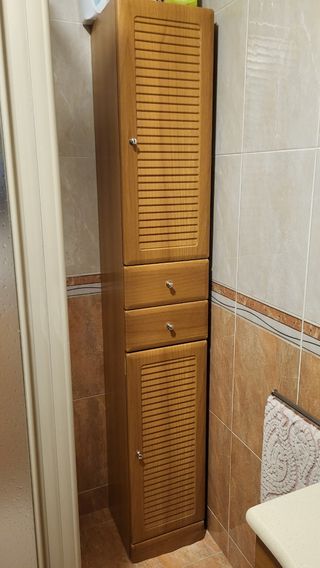 Muebles y lavabo de baño con espejo
