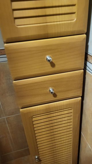 Muebles y lavabo de baño con espejo